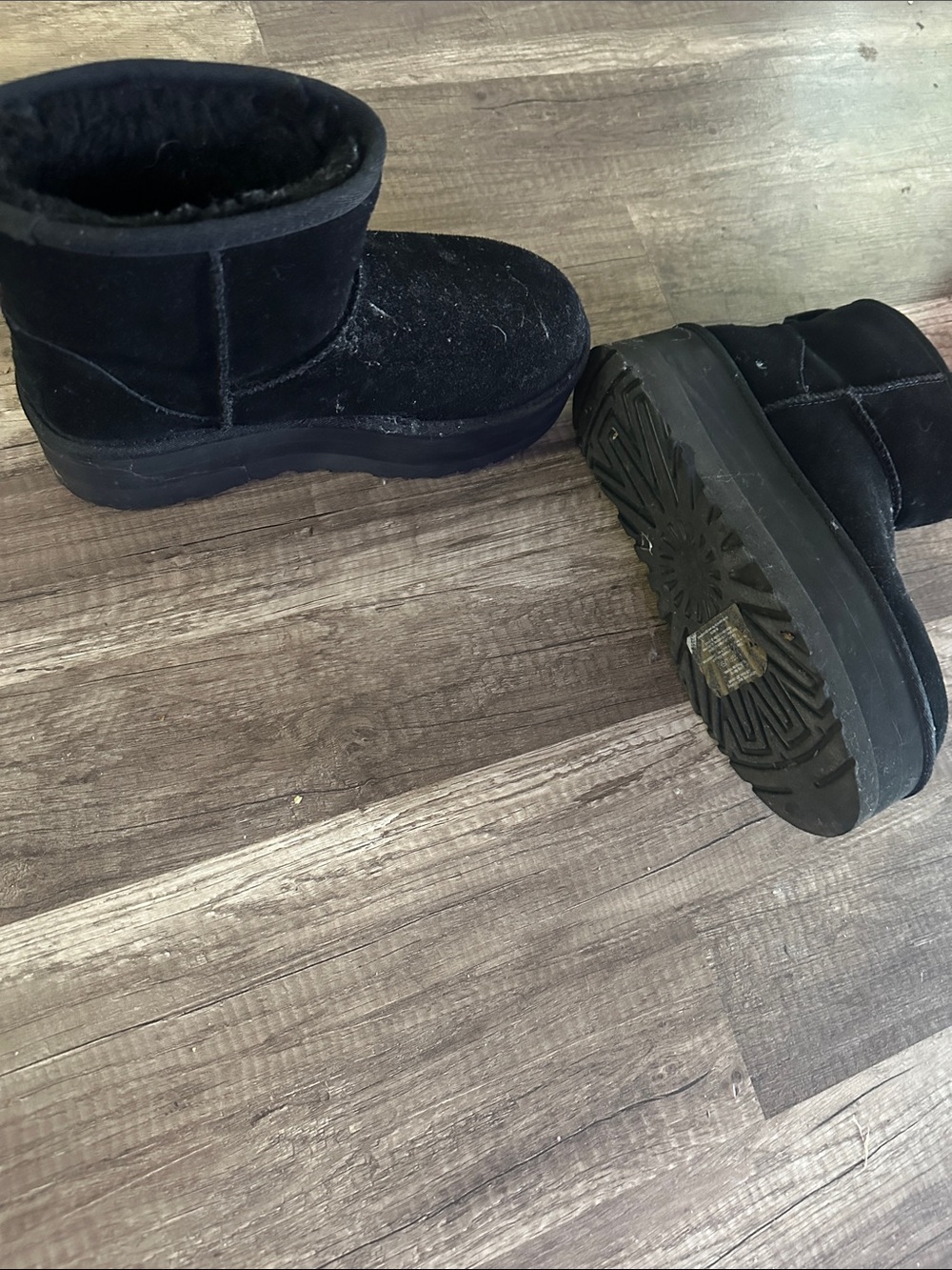 UGG Short Classic Boots in Black